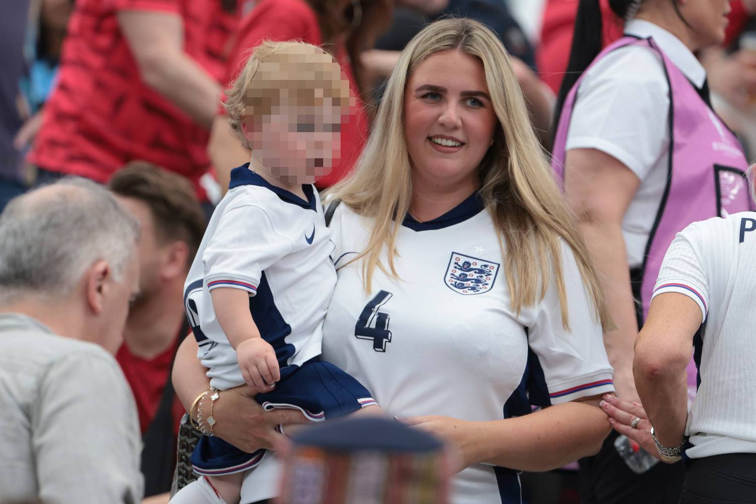 Lauren Fryer az angol-dán meccs lelátóján kisfiával.