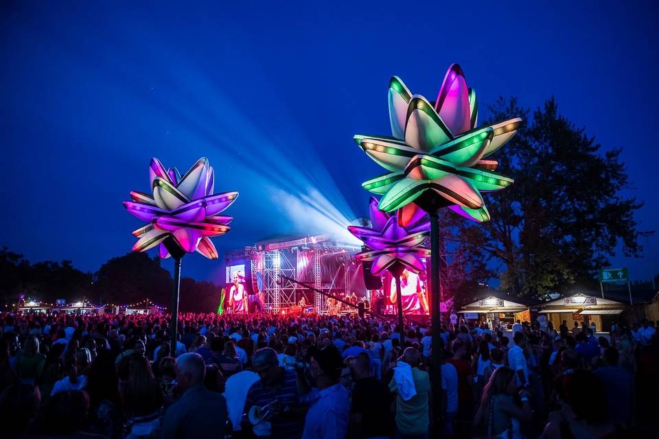 10 kihagyhatatlan nyári koncert és buli külföldi fellépőkkel a Balatonnál