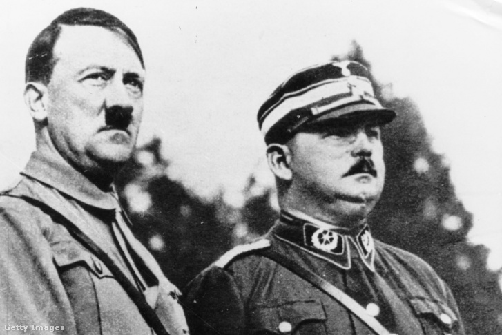 Adolf Hitler (balra) Ernst Röhmmel, az SA vezérkari főnökével egy rendezvényen