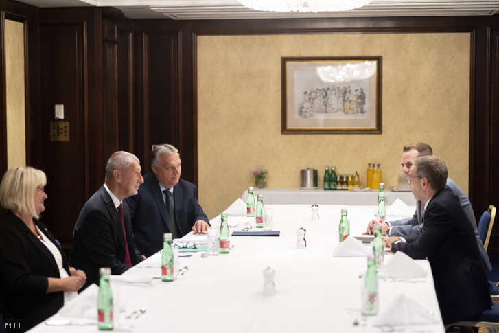 Orbán Viktor miniszterelnök, a Fidesz elnöke (b3) Herbert Kickllel az Osztrák Szabadságpárt (FPÖ) elnökével (j) tárgyal, balról Andrej Babis korábbi cseh kormányfő, az Elégedetlen Polgárok Akciója (ANO) párt elnöke (b2) és Gál Kinga a Fidesz európai parlamenti képviselője, a Fidesz alelnöke (b) Bécsben 2024. június 30-án
