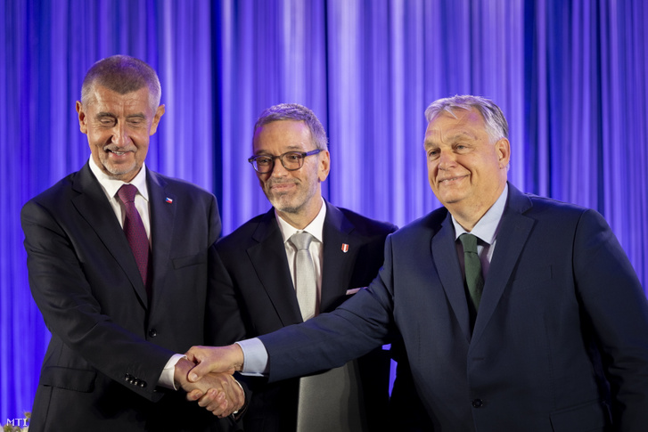 Orbán Viktor miniszterelnök, a Fidesz elnöke (j), Herbert Kickl, az Osztrák Szabadságpárt (FPÖ) elnöke (k) és Andrej Babis korábbi cseh kormányfő, az Elégedetlen Polgárok Akciója (ANO) párt elnöke kezet fog, miután aláírták a Patrióta kiáltvány az európai jövőért című közös nyilatkozatot Bécsben 2024. június 30-án