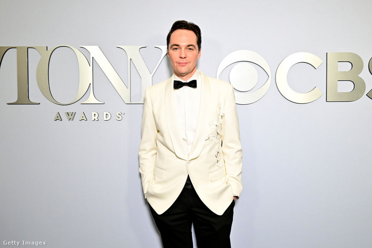 Jim Parsons, aki az Agymenők sorozatban Sheldon Cooper szerepét tölti be, már több mint két évtizede él boldog kapcsolatban férfi partnerével.
                        