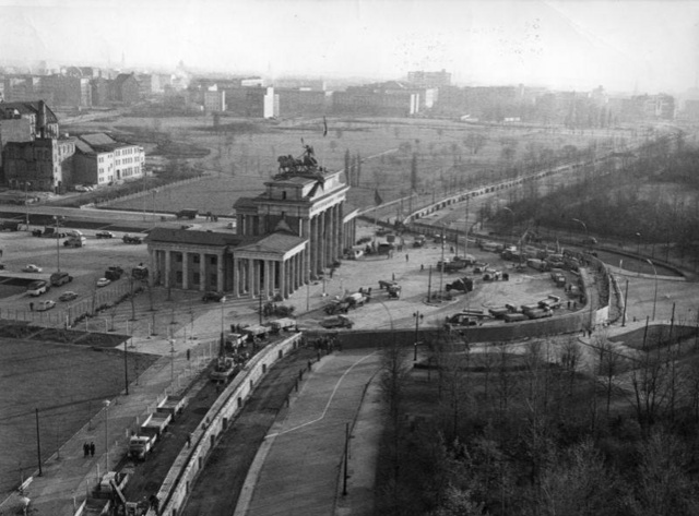 Berlin jelképe, a Brandenburgi kapu is megközelíthetetlen volt a fal miatt