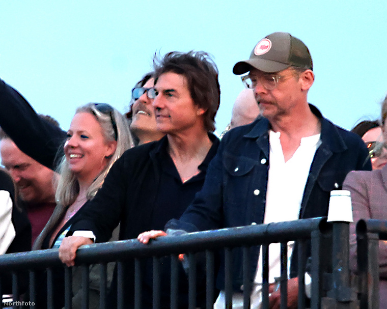 Szintén a Glastonbury Fesztiválon fotózták le Tom Cruise-t és Simon Pegget, akik a Coldplay koncertjén szórakoztak