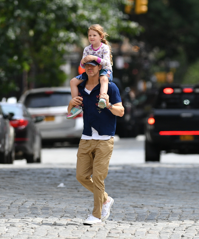 A mai nap valószínűleg már nem fog aranyosabb képet látni annál, ahogyan Ryan Reynolds lányával a nyakában sétál New York utcáin