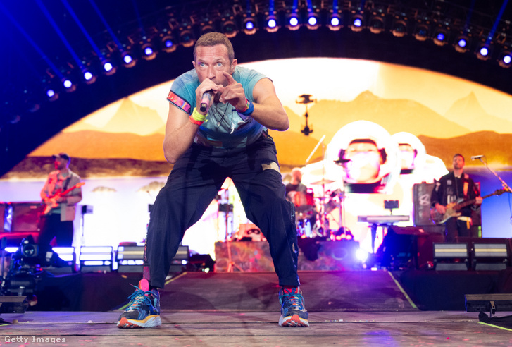 Chris Martin a Coldplay együttesből fellép a Glastonbury Festivalon 2024. június 29-én