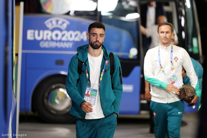 A portugál Bruno Fernandes megérkezik a stadionba a Portugália–Szlovénia UEFA EURO 2024 16. forduló mérkőzés előtt