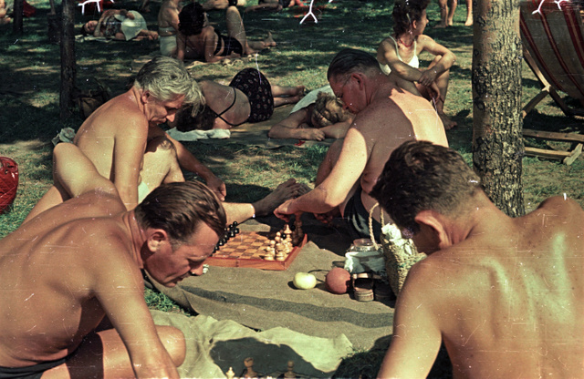 Az emberek a legnehezebb időkben is élni akarnak, strandra járni, sakkozni a szabadban – 1953