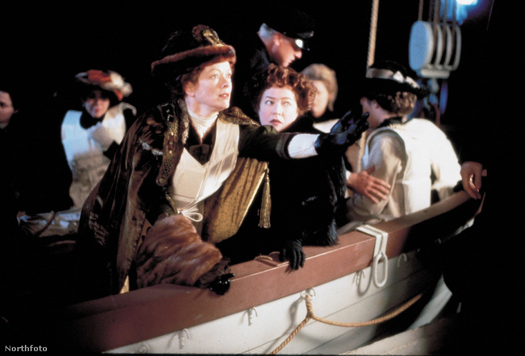 Frances Fisher – TitanicA 11 Oscar-díjjal büszkélkedő Titanic forgatása egyetlen nőnek sem volt könnyű, ugyanis a fűzők miatt senki sem tudott rendesen lélegezni, a hatalmas frizurák és kalapok miatt pedig még leülni sem tudtak a forgatások közötti pihenő időszakokban, így gyakran órákig álltak teljes jelmezben, amíg arra vártak, hogy az ő jelenetük jöjjön