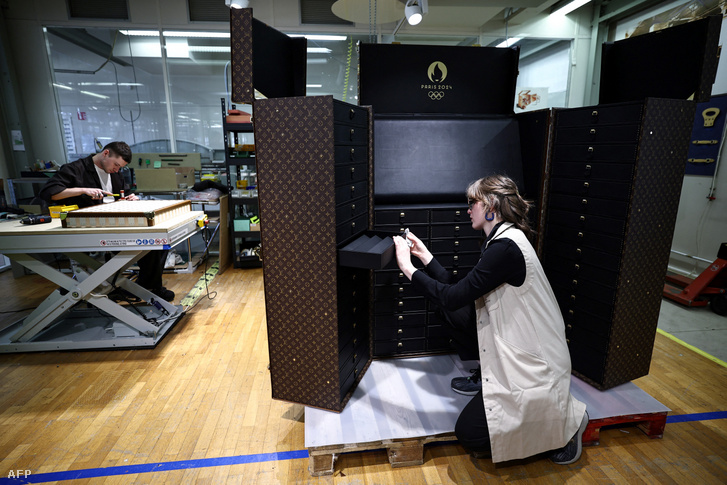 A Louis Vuitton készítette el az olimpiai érmek tárolására szolgáló hatalmas bőröndöt.