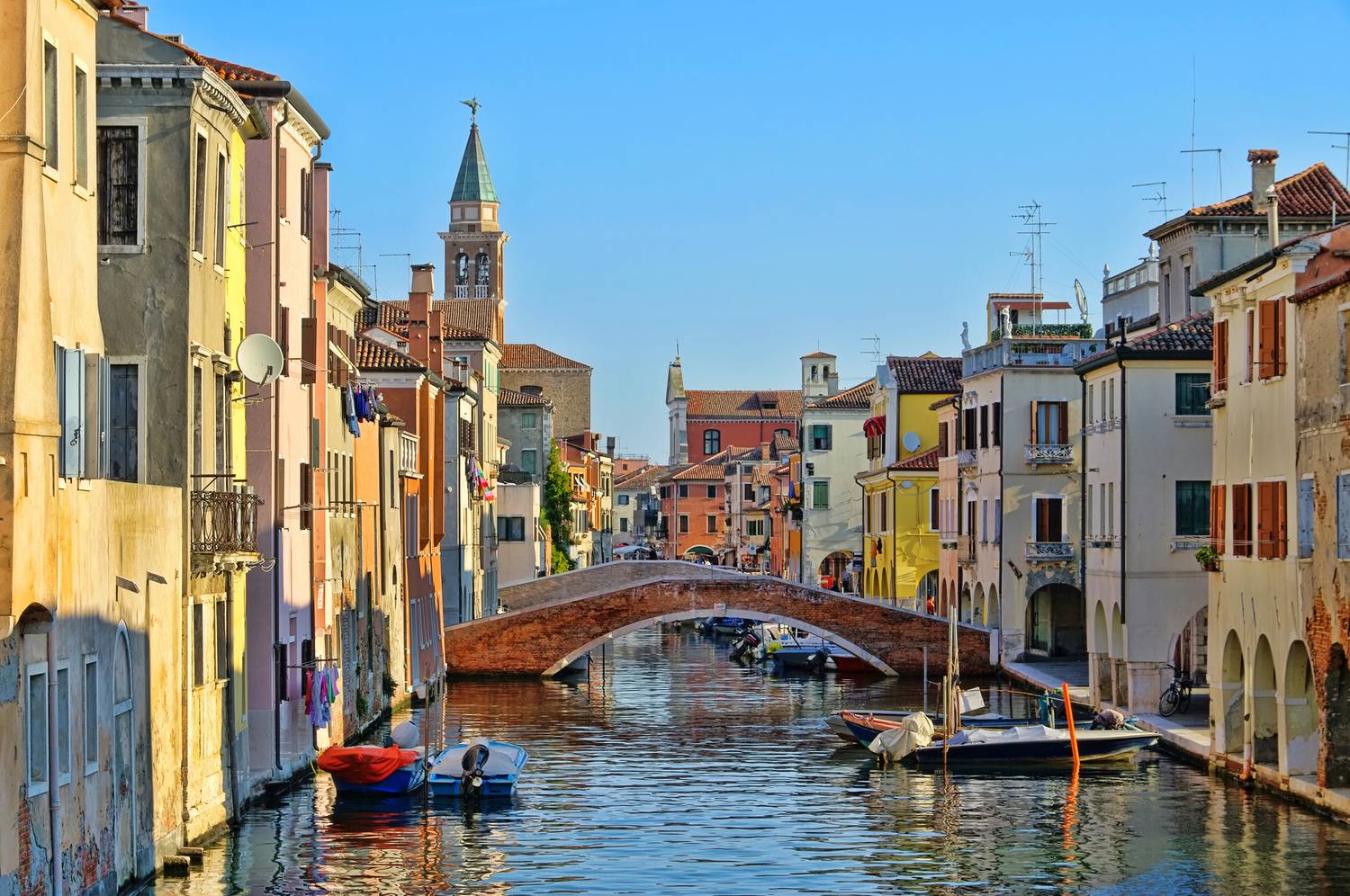 A Velence kis testvéreként is emlegetett Chioggia főcsatornája a Canale Vena, mely igazán hangulatos összképet teremt az alig 50 ezer fős városnak.