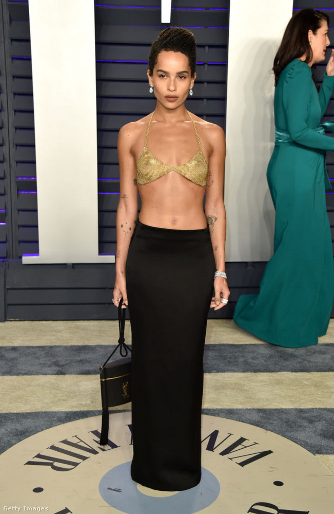 Zoë Kravitz 2019-ben a Vanity Fair Oscar-parti után egy minimál ruhában tűnt fel, ami alig takart valamit, de ismét bebizonyította, hogy merész stílusával mindig kiemelkedik a tömegből