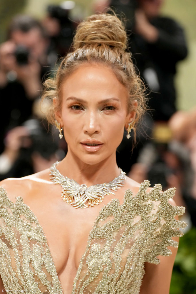 Jennifer Lopez ismét minden tekintetet magára vonzott a Met-gálán, ahol egy bámulatos, arannyal díszített ruhát viselt, amelynek hímzett részletei és lenyűgöző nyaklánca valódi dísze volt az eseménynek