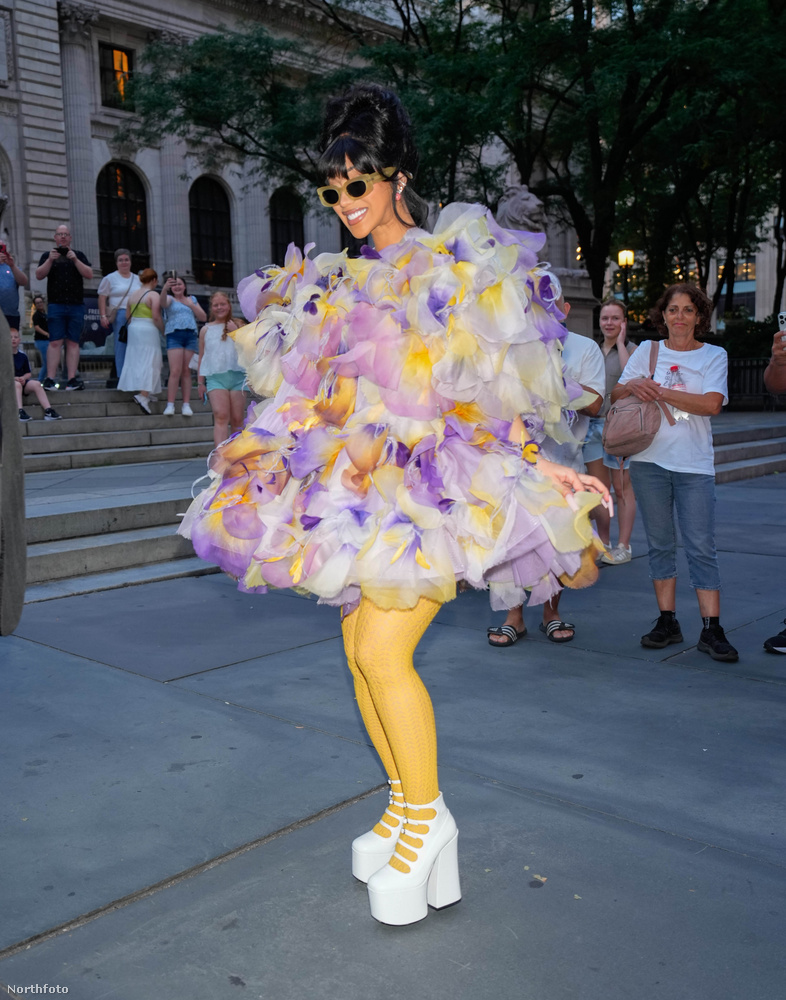 Cardi B sosem a visszafogott stílusáról volt híres és ezt ismét bebizonyította, amikor feltűnt a Marc Jacobs Fashion Show miatt New York utcáin