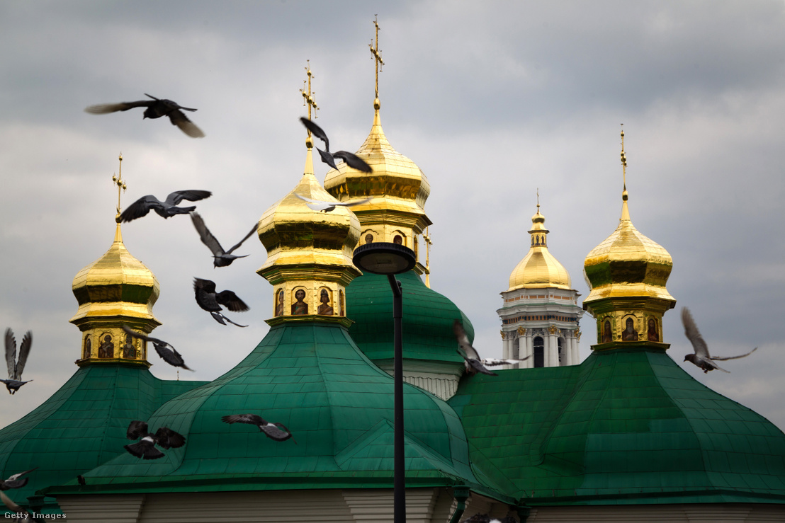 Galambok repülnek el a Kijev-Pechersk Lavra templomait koronázó aranyozott kupolák mellett Kijevben 2024. május 30-án