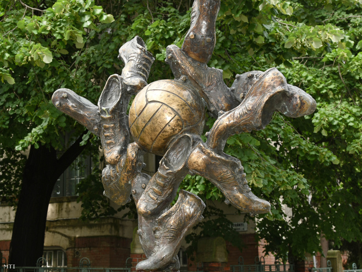 Szegeden, a Tisza partján, a Korányi fasor és a Somogyi utca találkozásánál áll A dicsőséges aranycsapat emlékére című, 2003-ban készített szobor