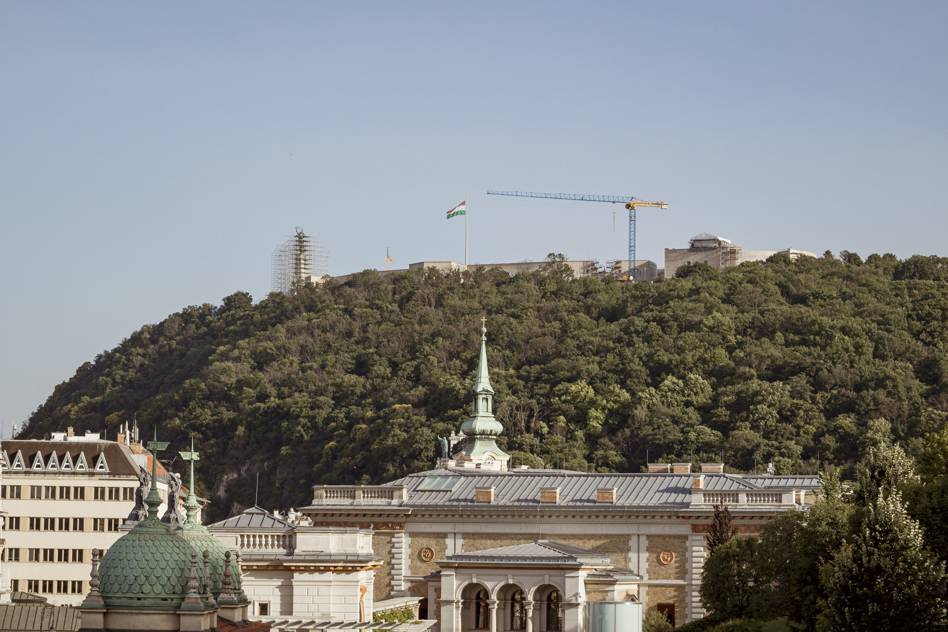 Felállványozták a Szabadság-szobrot, de miért? - Cikkek - We love Budapest