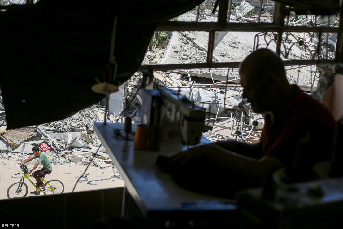 Egy palesztin szabó dolgozik egy nemrég újranyitott varróüzemben, miután a gépeket kihozták egy izraeli csapásban eltalált épületből az Izrael–Hamász-konfliktus közepette a Gázai övezet déli részén fekvő Khan Júniszban 2024. július 3-án