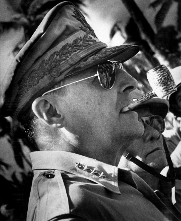 Douglas MacArthur tábornok a hozzánőtt Aviatorban