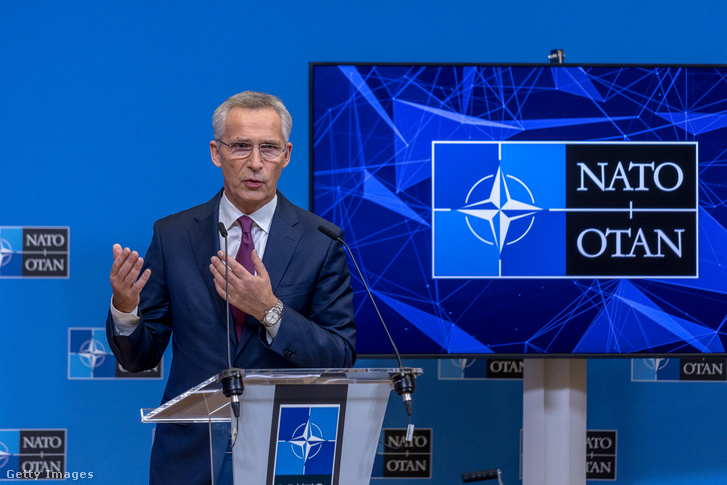 Jens Stoltenberg NATO-főtitkár záró sajtótájékoztatót tart a védelmi miniszterek kétnapos tanácskozásának második napján a NATO főhadiszállásán 2022. október 13-án Brüsszelben