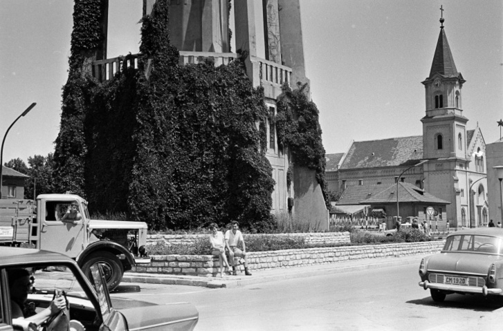 Fő utca, a felvétel a víztorony előtt készült, jobbra a Sarlós Boldogasszony-templom, 1967