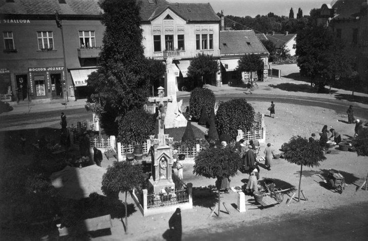 Fő (Darányi) tér, I. világháborús emlékmű (Székely Károly), 1935