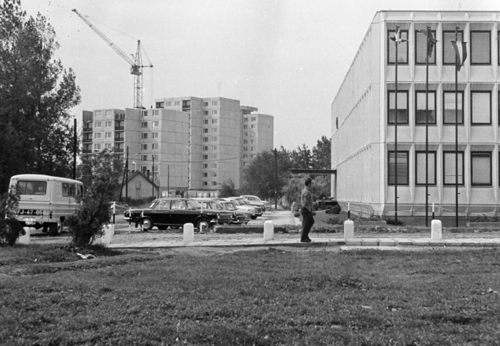 Fő (Szabadság) tér, jobbra a Megyei Tanács Járási Hivatala és a Városi Tanács épülete, ma Városháza. Balra a Tanácsház utca és a mellette épülő panelházak láthatók, 1974