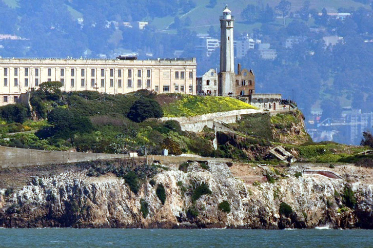 Az Alcatraz-sziget látképe a San Francisco-öbölből kelet felé