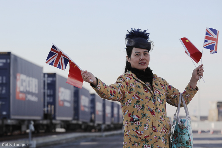 Egy nő brit és kínai zászlóval