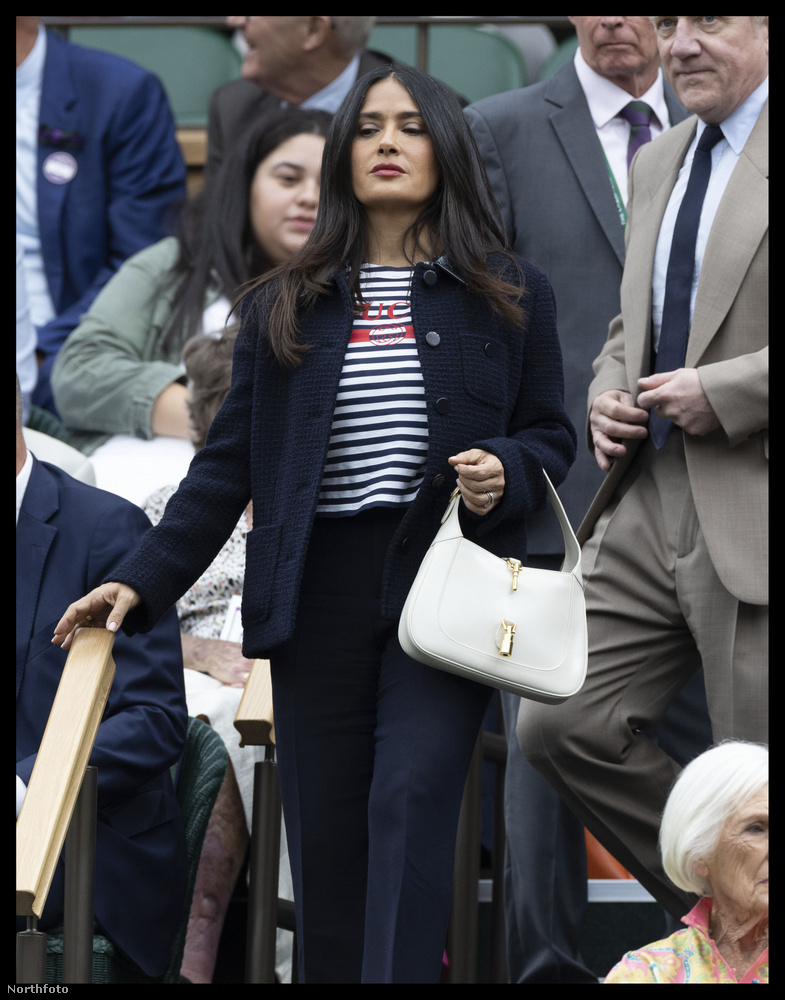 Salma Hayek is egy sporteseményen tűnt fel, igaz, ő Wimbledonba látogatott, ahol a Royal Boxból tekinthette meg a hetedik nap meccseit.