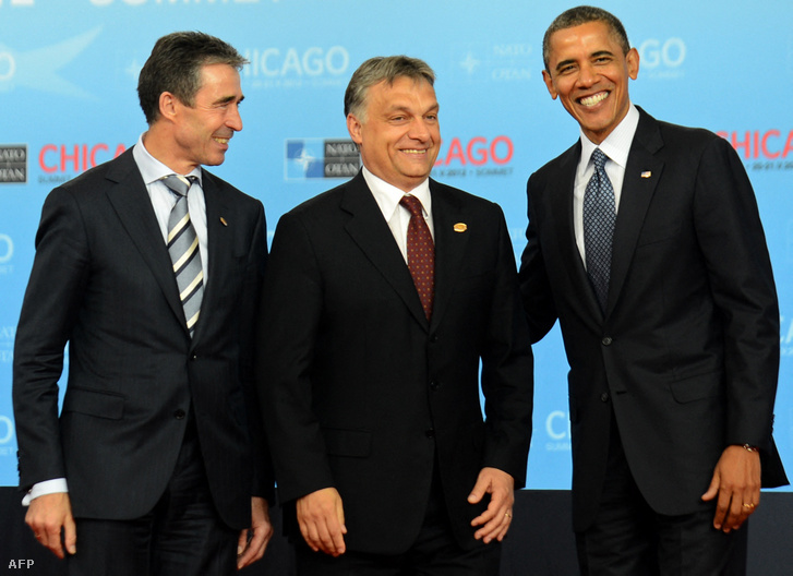 Anders Fogh Rasmussen NATO-főtitkár és Barack Obama amerikai elnök üdvözli Orbán Viktor magyar miniszterelnököt a chicagói McCormick Place-en, Illinois államban, a NATO 2012-es csúcstalálkozóján 2012. május 20-án