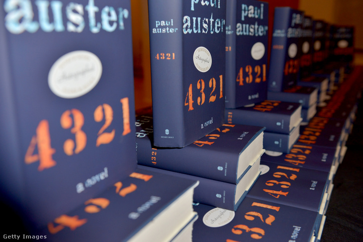 Paul Auster író 4 3 2 1 című regénye