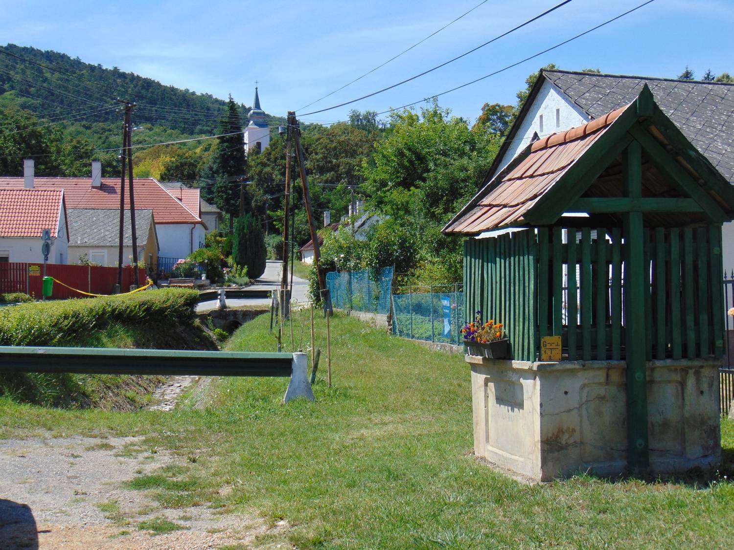 Nemesvita Balatonederics szomszédságában található, így pár perc alatt elérhető kocsival vagy busszal is a strand. Ha az idő kedvező a túrázáshoz, akár az Öreg-hegyen vagy a falu kilátójánál is tehettek egy sétát.