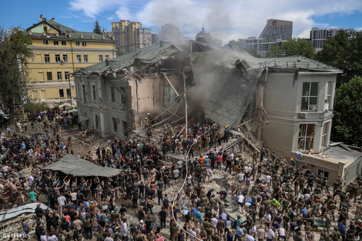 Mentők dolgoznak az Ohmatdyt Gyermekkórház lerombolt épületénél Kijevben Ukrajna 2024. július 8-án