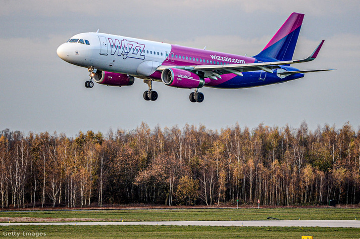 A Wizzair fapados légitársaság egyik Airbus A320-asa a hollandiai Eindhoven repülőterén - kép forrása: Getty Images