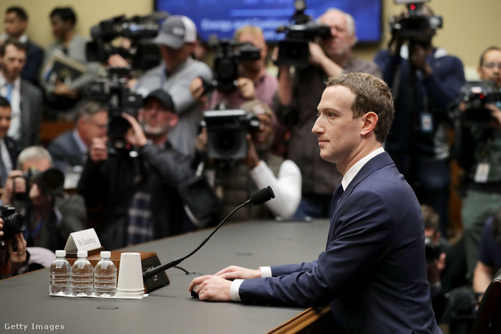 Mark Zuckerberg, a Facebook társalapító elnöke és vezérigazgatója felkészül a tanúvallomásra a képviselőház energiaügyi és kereskedelmi bizottsága előtt a Rayburn House Office Buildingben a Capitol Hillen 2018. április 11-én Washingtonban