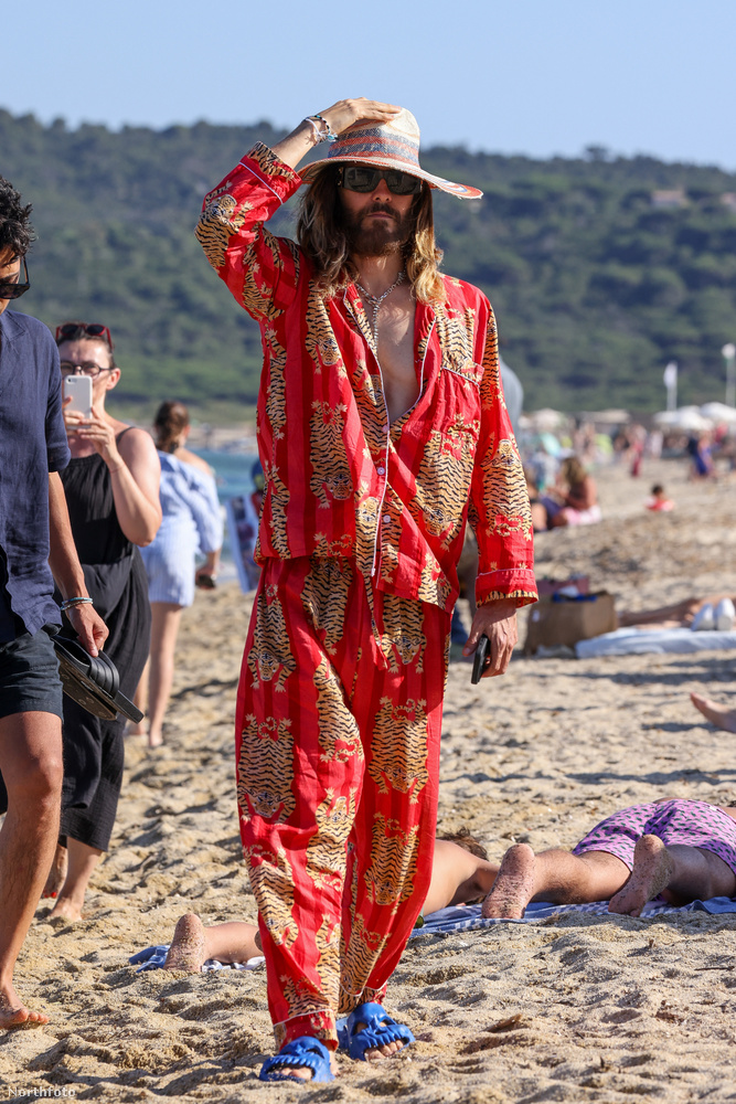 Kijelenthető, hogy Jared Leto sosem tartozott a legvisszafogottabb stílusú hírességek közé, de az a szerelés, amiben Saint-Tropez partján fotózták le, még a sokat látott rajongókat is lenyűgözte