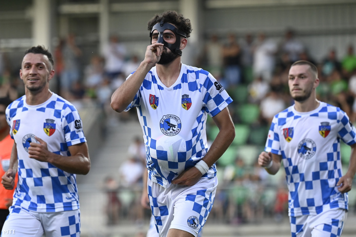 Marius Lupu, a Corvinul játékosa (k) ünnepli gólját a Paks stadionjában