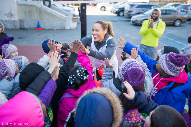 Téli és nyári olimpiák sportolónője, a szépséges Lolo Jones és rajongói 2018-ban