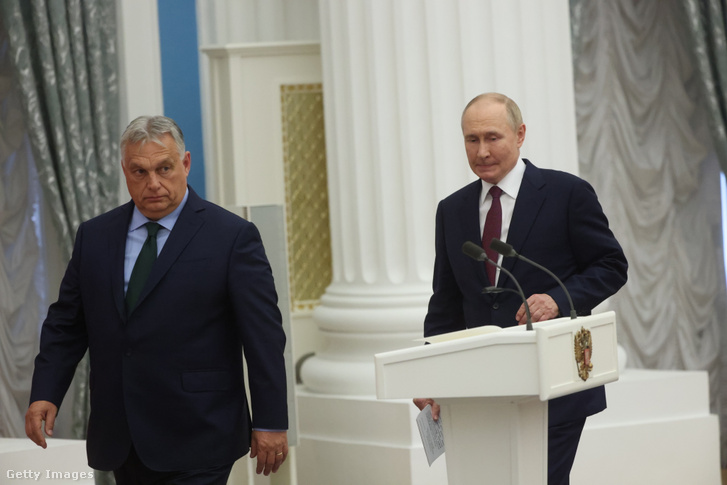 Vlagyimir Putyin orosz elnök és Orbán Viktor közös sajtótájékoztatójukon a moszkvai Kreml Szenátus palotájában 2024. július 5-én