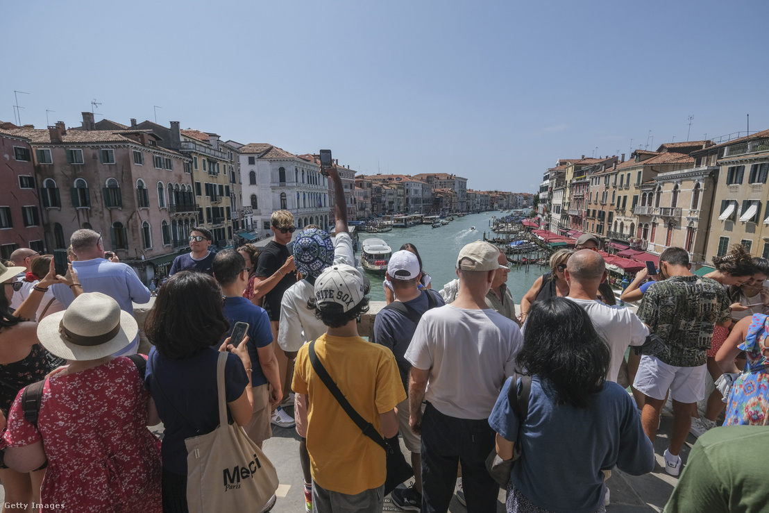 Turisták a Rialto hídnál 2023. augusztus 2-án Velencében, Olaszországban