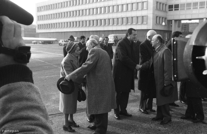 Kádár János és a Londonba utazó küldöttség búcsúztatása. Kádár Jánosné Tamáska Mária, Németh Károly (takarva), Maróthy László Várkonyi Péterrel fog kezet, takarásban Trautmann Rezső 1985-ben