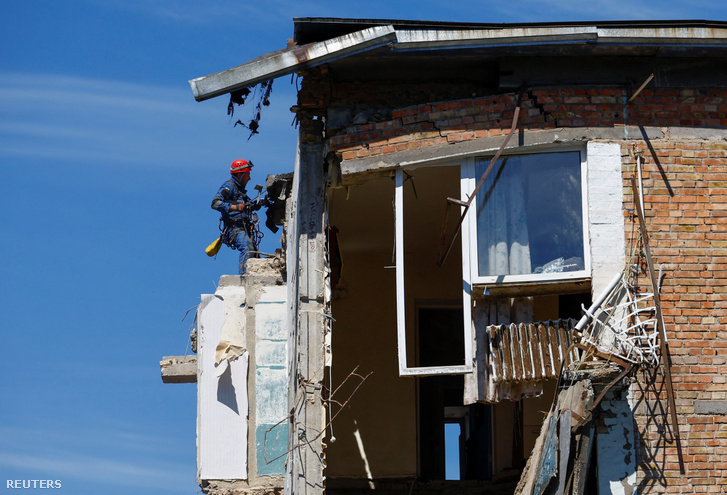 Egy mentő dolgozik a helyszínen, ahol egy lakóházat ért orosz rakétacsapás 2024. július 9-én