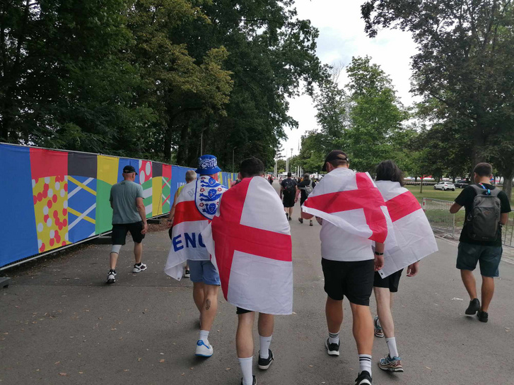 Szurkolók hangolnak a spanyol–angol döntőre