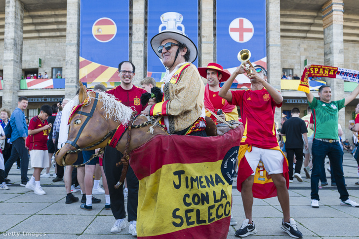 Spanyol szurkolók Berlinben