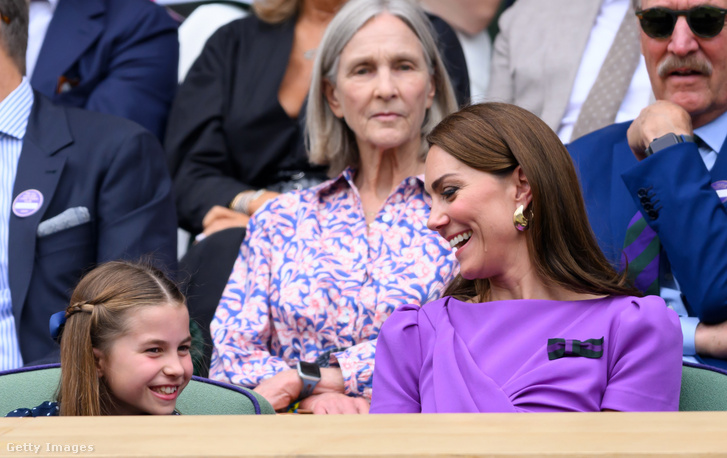 Charlotte walesi hercegnő és Katalin walesi hercegnő a pálya mellett a férfi döntő alatt a wimbledoni teniszbajnokság tizennegyedik napján az All England Lawn Tennis and Croquet Clubban 2024. július 14-én Londonban, Angliában