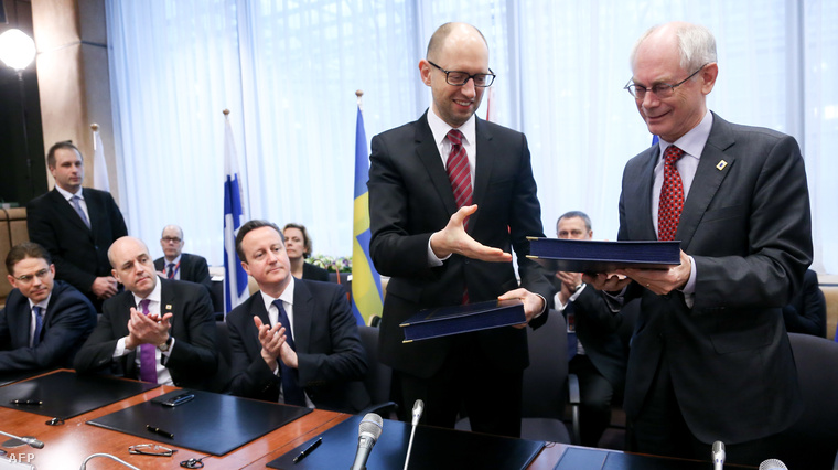 Az Európai Tanács elnöke, Herman Van Rompuy, valamint Arszenyij Jacenyuk ukrán miniszterelnök Brüsszelben, a társulási megállapodás aláírását követően, 2014. március 21-én.