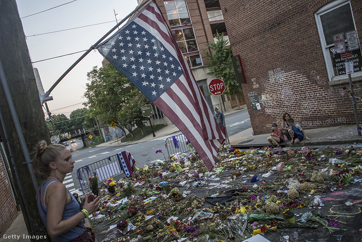 Heather Heyer emlékműve. 2017. augusztus 12-én egy autó szándékosan belehajtott egy embertömegbe, akik békésen tiltakoztak a virginiai Charlottesville-ben
