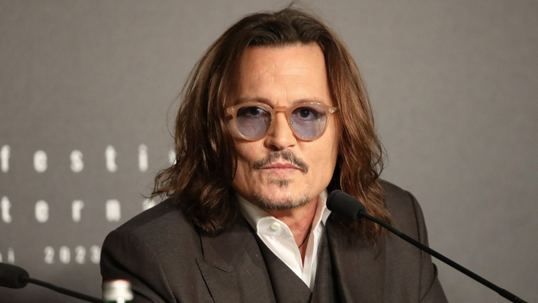 Johnny Depp váratlant húzott, összejött egy 33 évvel fiatalabb nővel