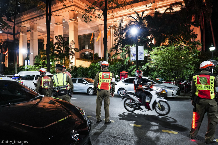 Rendőrök állnak a Grand Hyatt Erawan Hotel előtt Bangkokban, Thaiföldön 2024. július 16-án